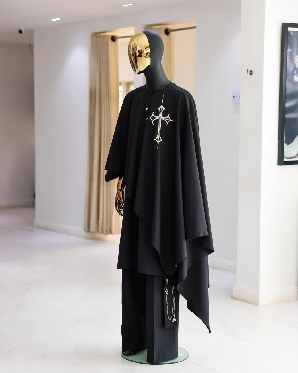 A Black Cross Neck Tragbada 2