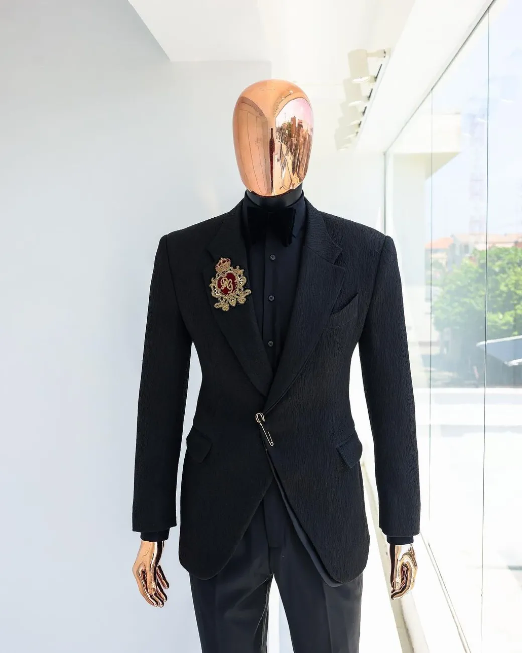 A charcoal black mushroom pattern jacquard, metallic wire patch, notch lapel suit