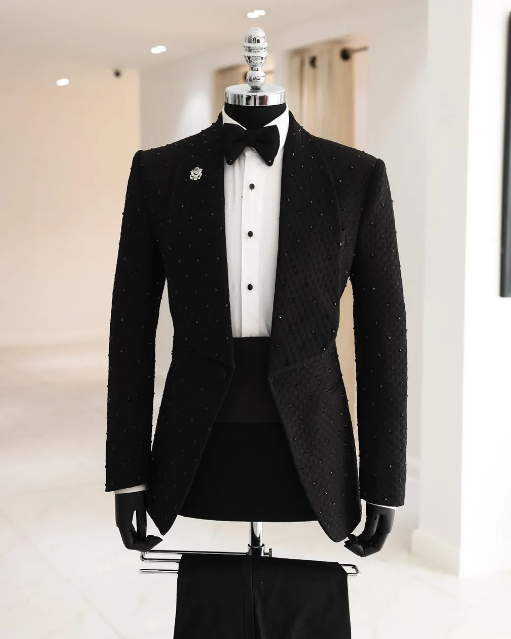 A Charcoal Black Square-Patterned Jacquard Shawl Lapel Tuxedo Suit