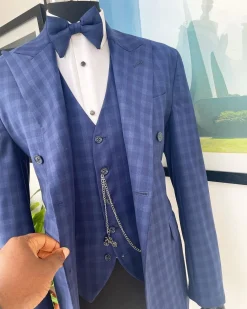 A checkered pattern, peak lapel, 2 button suit