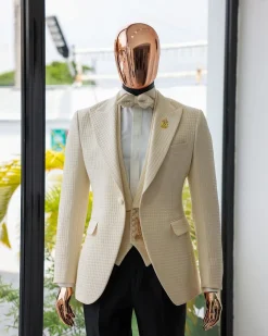 A Cream-White Peak Lapel, Stuffed Or Slanted Square-Patterned Jacquard Jacket.