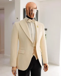 A Cream-White Peak Lapel, Stuffed Or Slanted Square-Patterned Jacquard Jacket.