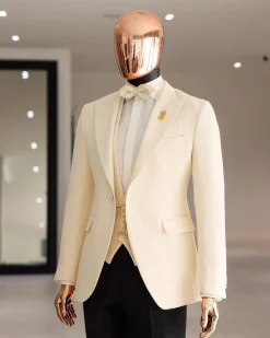 A Cream-White Peak Lapel, Stuffed Or Slanted Square-Patterned Jacquard Jacket.