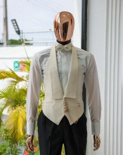 A Cream-White Peak Lapel, Stuffed Or Slanted Square-Patterned Jacquard Jacket.
