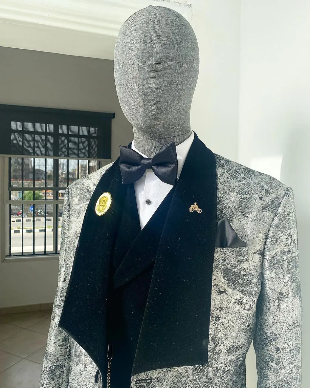 A dispersed silver and black pattern jacquard shawl lapel tuxedo suit