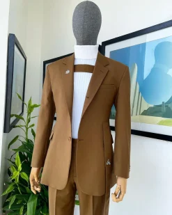 A “Gen Z” notch lapel, 7 shaped long strap, 2 button, pearl horn blazers suit