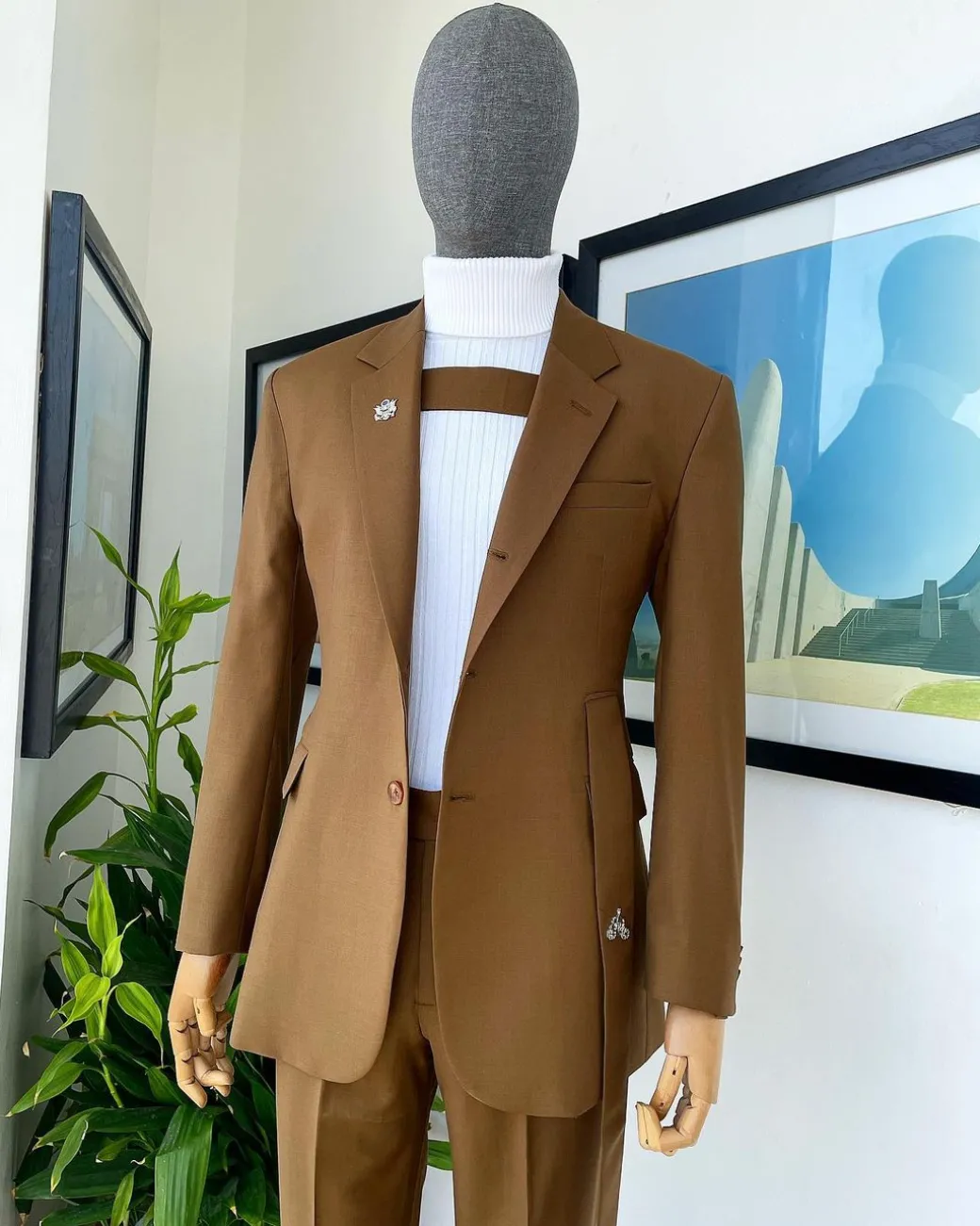 A “Gen Z” notch lapel, 7 shaped long strap, 2 button, pearl horn blazers suit