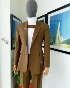 A “Gen Z” notch lapel, 7 shaped long strap, 2 button, pearl horn blazers suit
