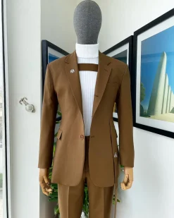 A “Gen Z” notch lapel, 7 shaped long strap, 2 button, pearl horn blazers suit