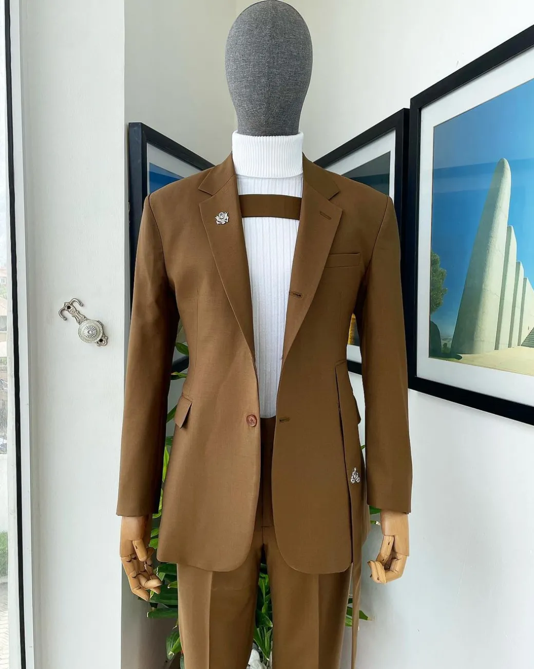 A “Gen Z” notch lapel, 7 shaped long strap, 2 button, pearl horn blazers suit