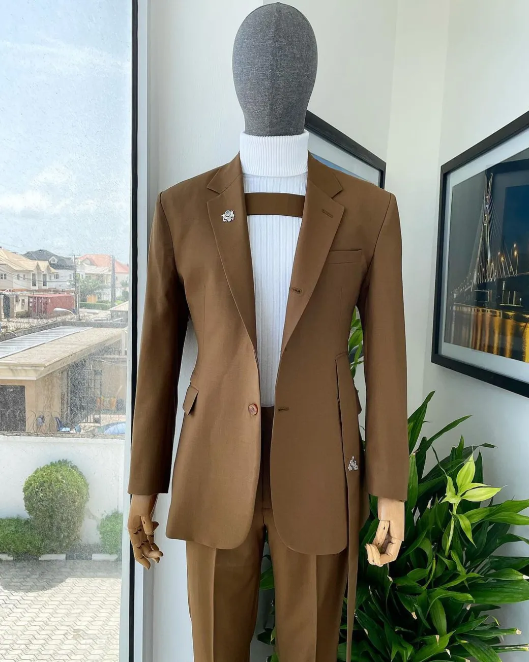 A “Gen Z” notch lapel, 7 shaped long strap, 2 button, pearl horn blazers suit