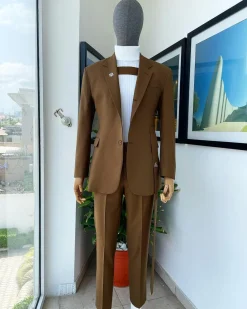 A “Gen Z” notch lapel, 7 shaped long strap, 2 button, pearl horn blazers suit