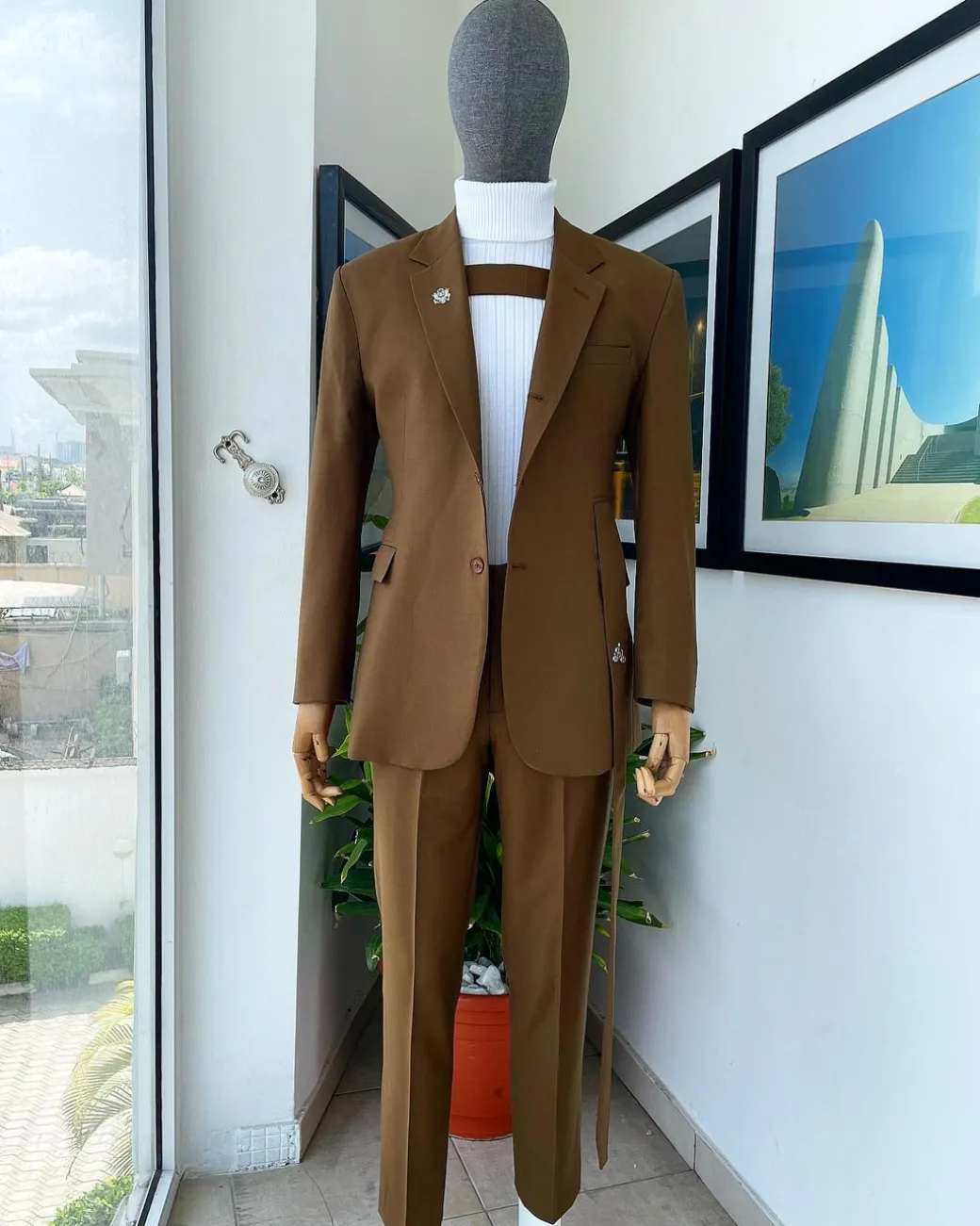 A “Gen Z” notch lapel, 7 shaped long strap, 2 button, pearl horn blazers suit