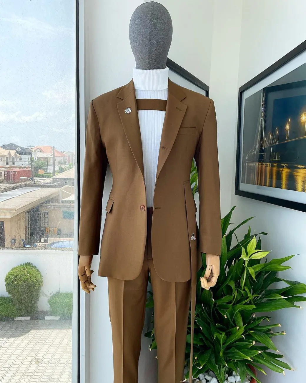 A “Gen Z” notch lapel, 7 shaped long strap, 2 button, pearl horn blazers suit