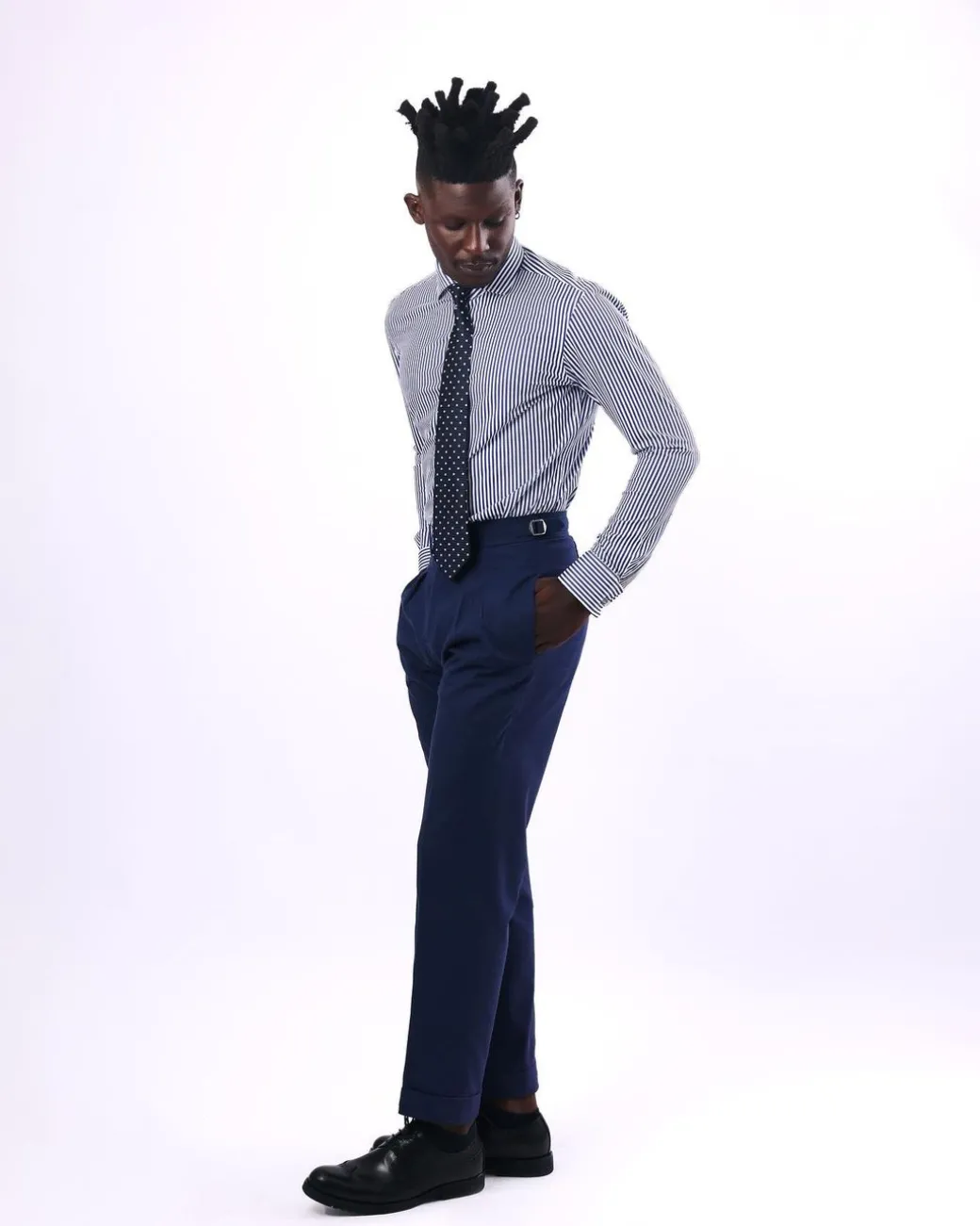 A knitted elastic, white and blue stripe shirt.