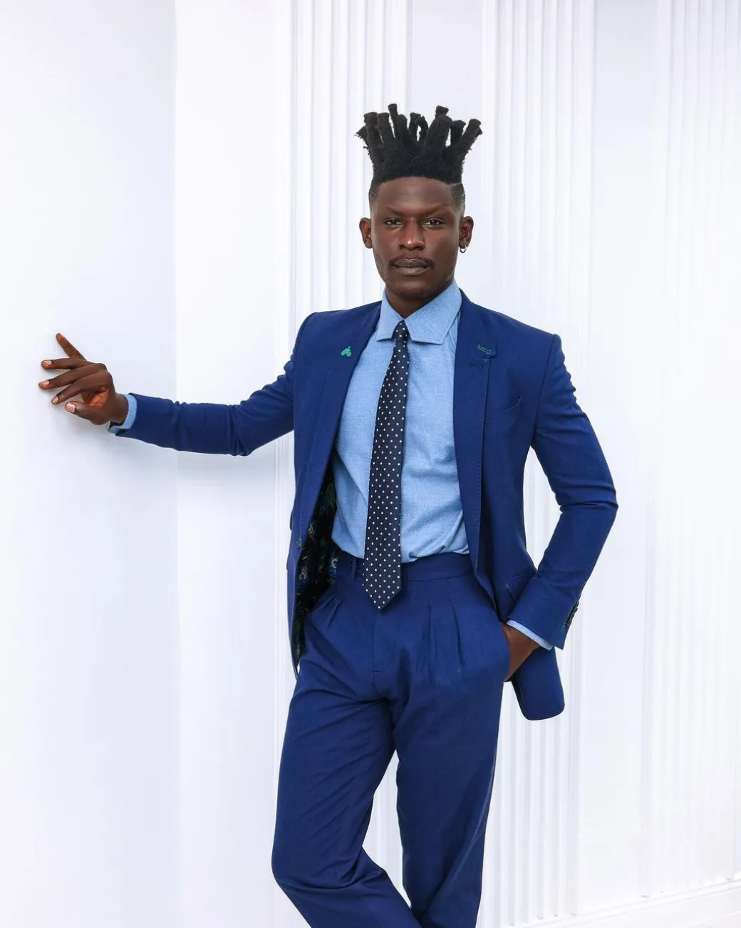 A knitted, Navy blue linen, notch lapel business suit