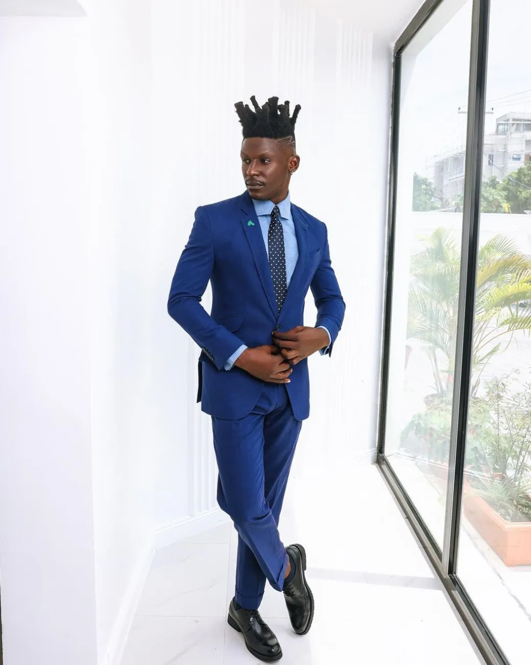 A knitted, Navy blue linen, notch lapel business suit