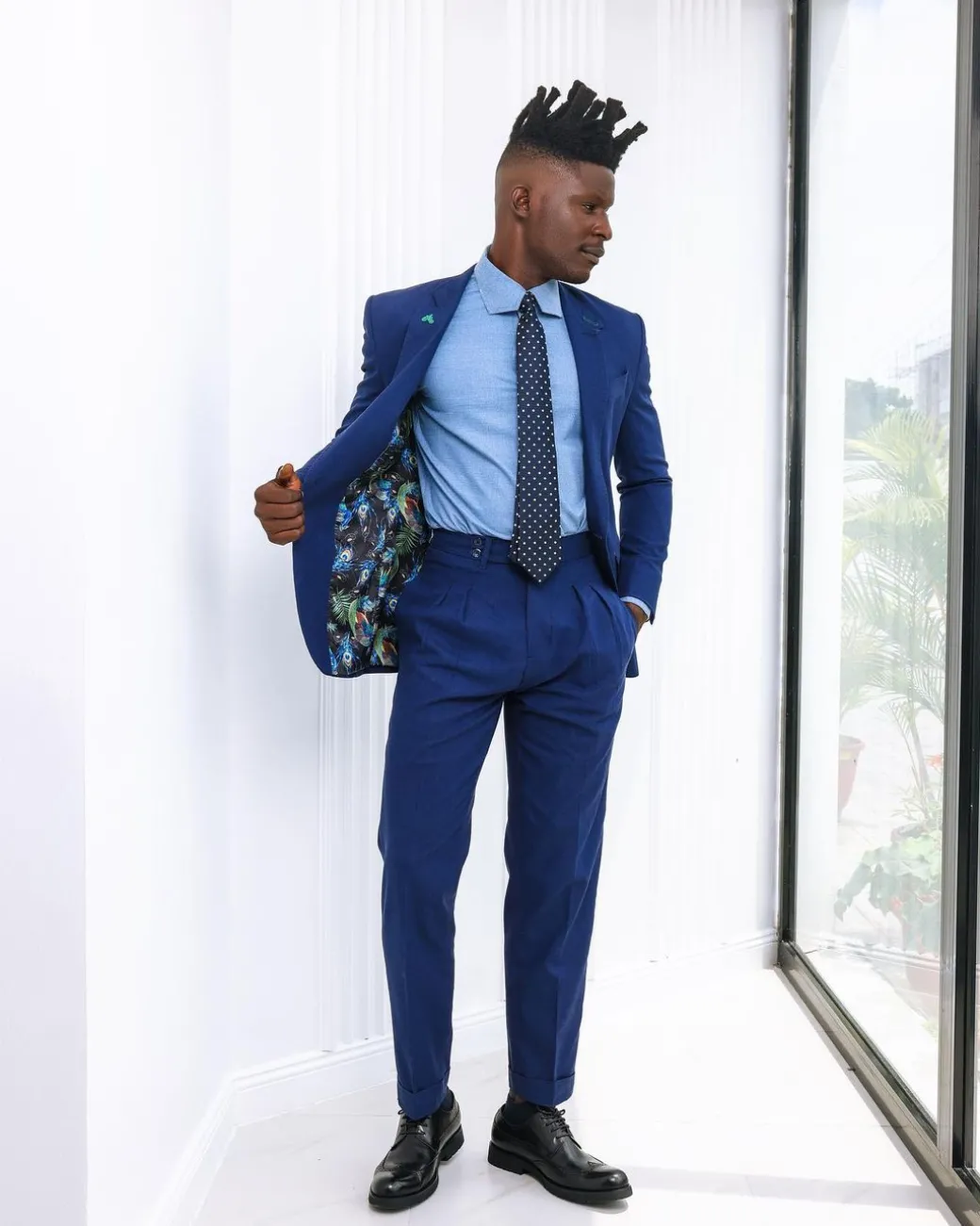 A knitted, Navy blue linen, notch lapel business suit