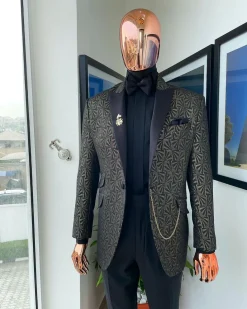 A metallic coarse and geometric pattern jacquard peak lapel dinner suit