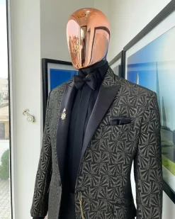 A metallic coarse and geometric pattern jacquard peak lapel dinner suit