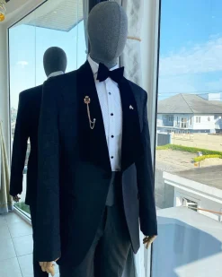A midnight blue floral pattern jacquard wide-cut shawl lapel tuxedo suit