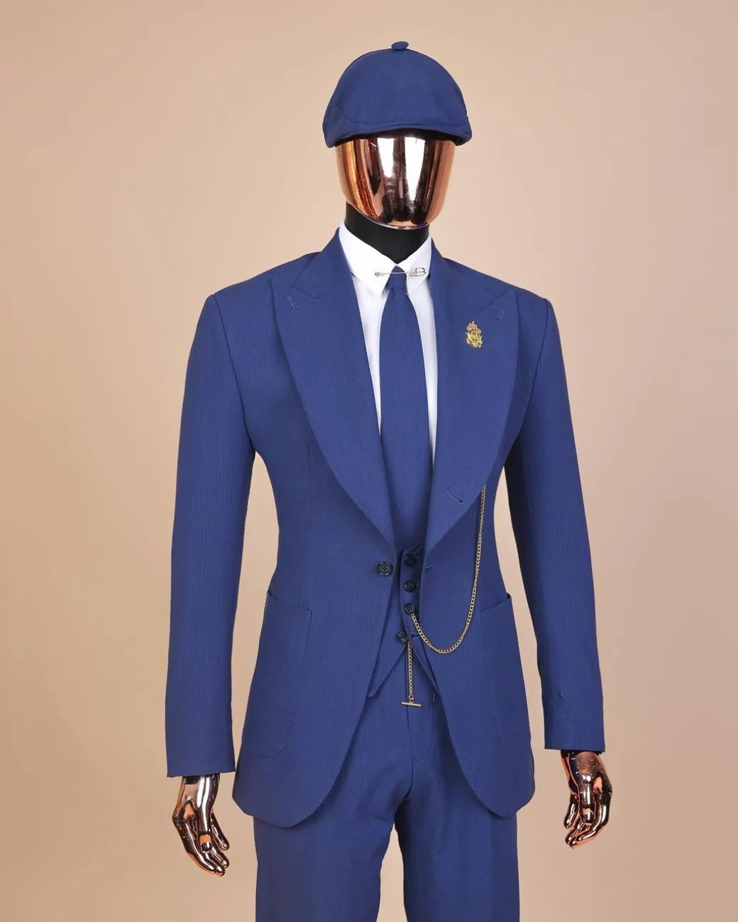 A “peaky blinders” navy blue seersucker fabric knitted peak lapel suit