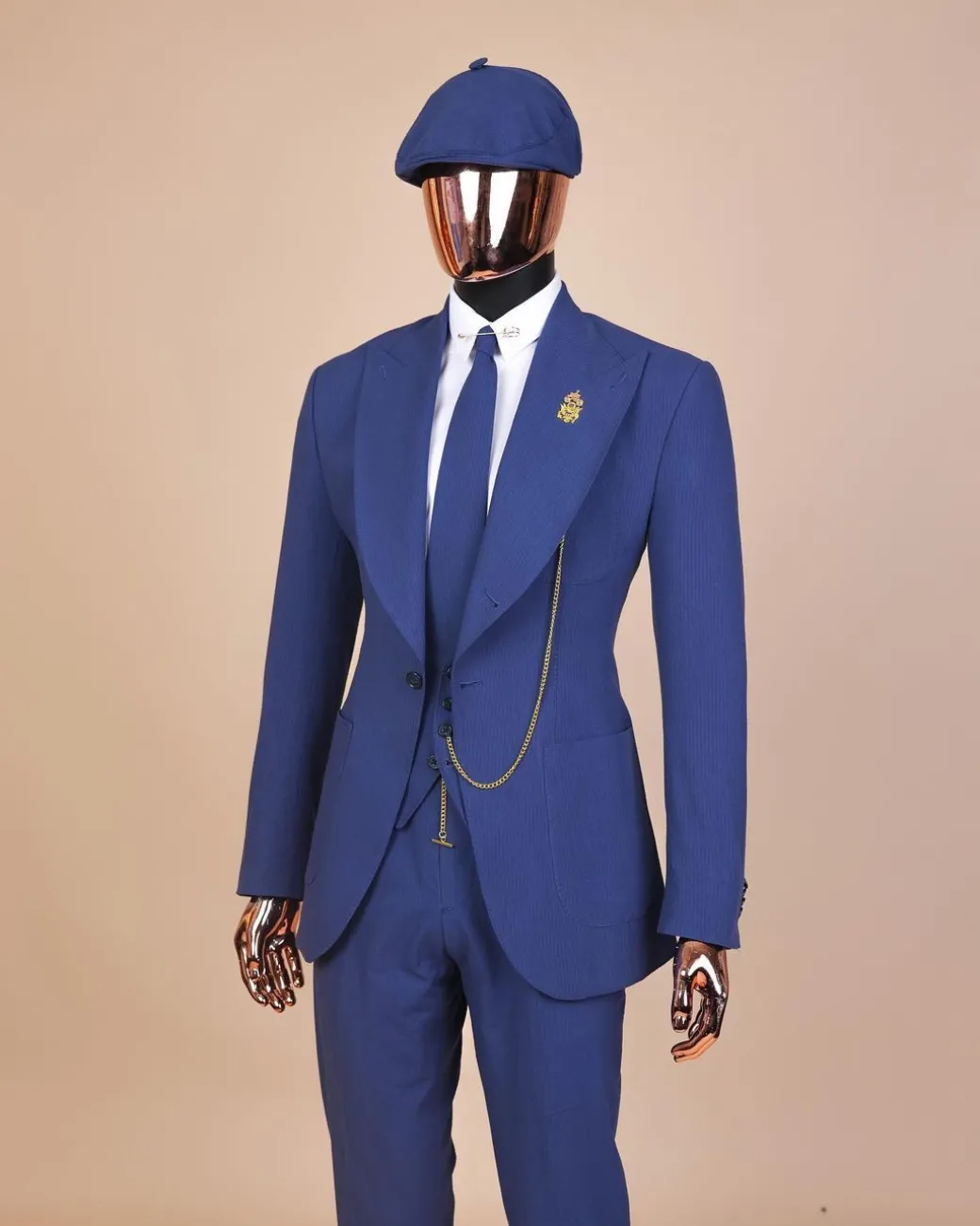 A “peaky blinders” navy blue seersucker fabric knitted peak lapel suit