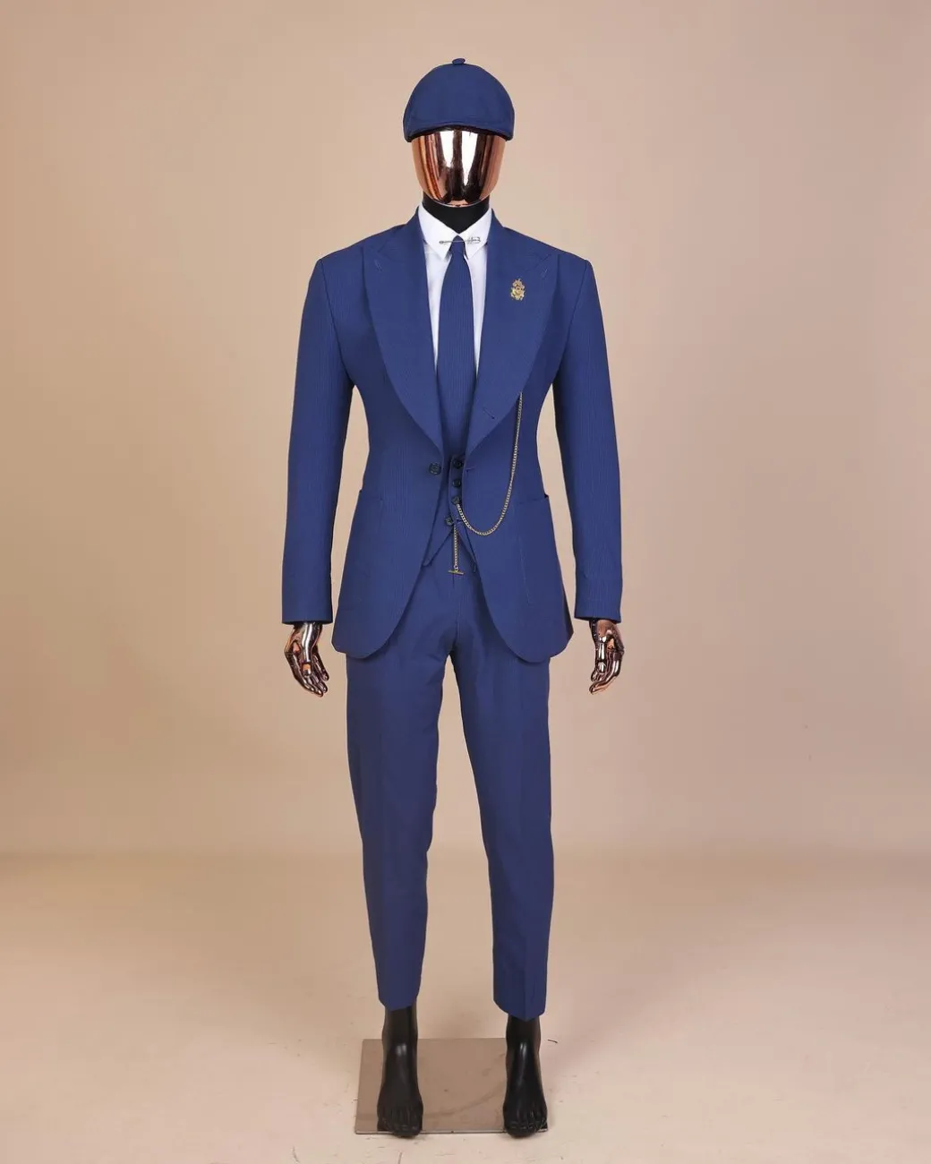A “peaky blinders” navy blue seersucker fabric knitted peak lapel suit