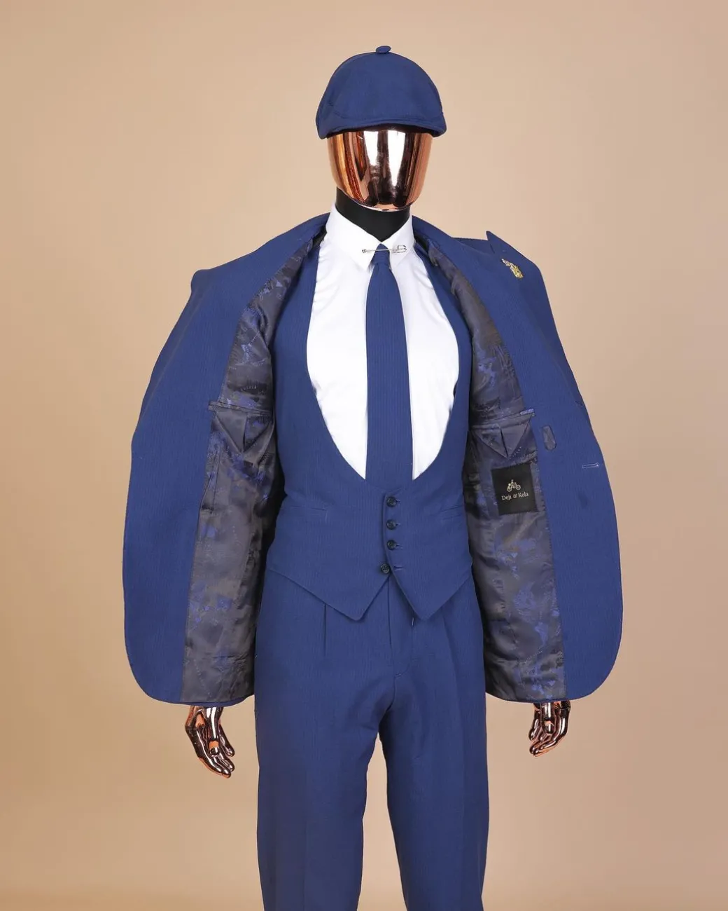 A “peaky blinders” navy blue seersucker fabric knitted peak lapel suit