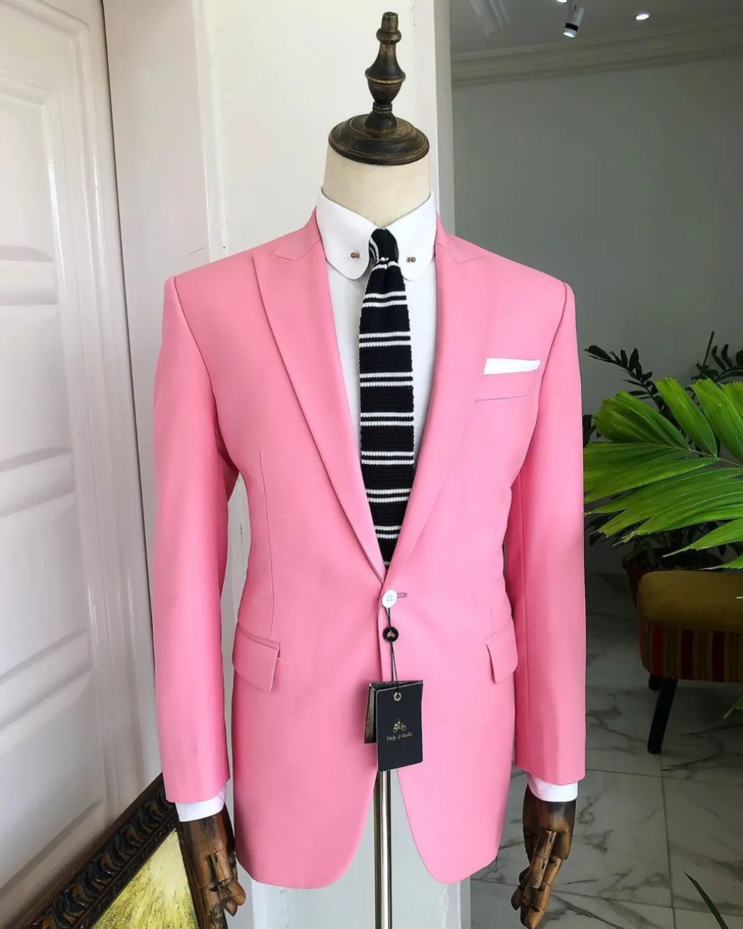 A Pink “Panther” Waist Rope Peak lapel Suit