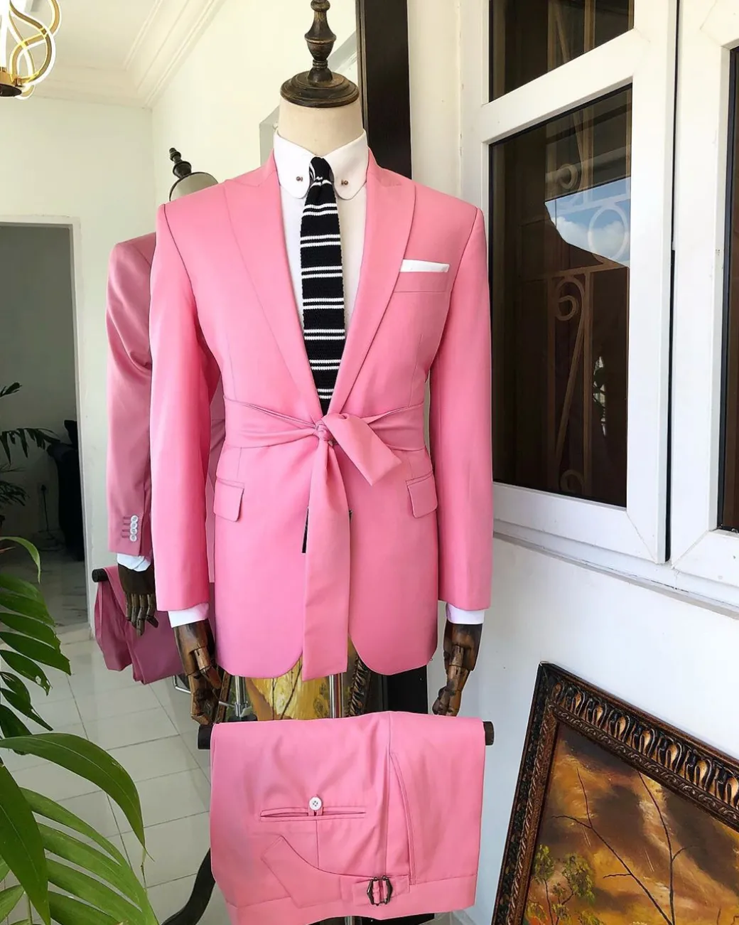 A Pink “Panther” Waist Rope Peak lapel Suit