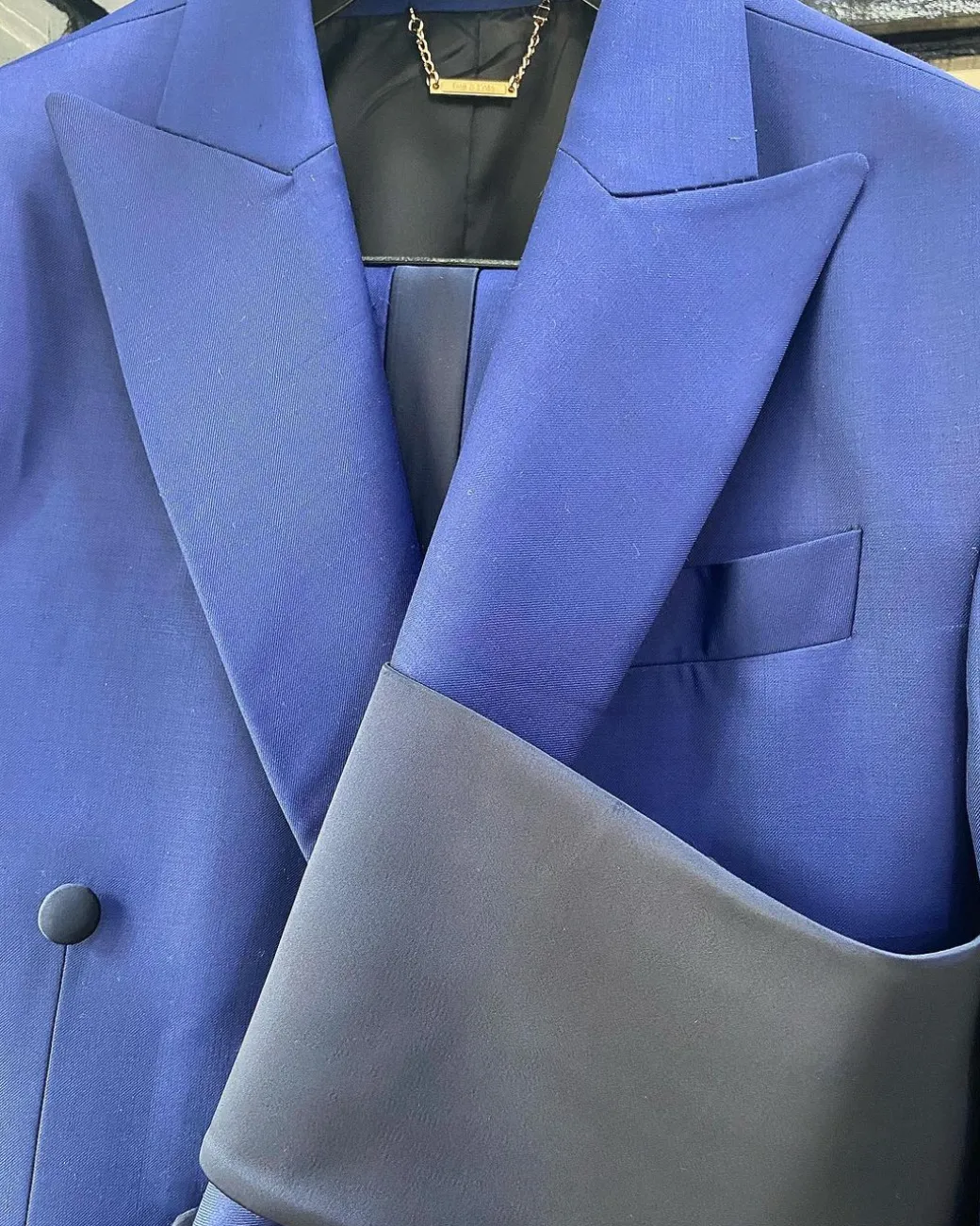 A Premium Reloaded navy blue “Oranmiyan” Peak lapel Suit