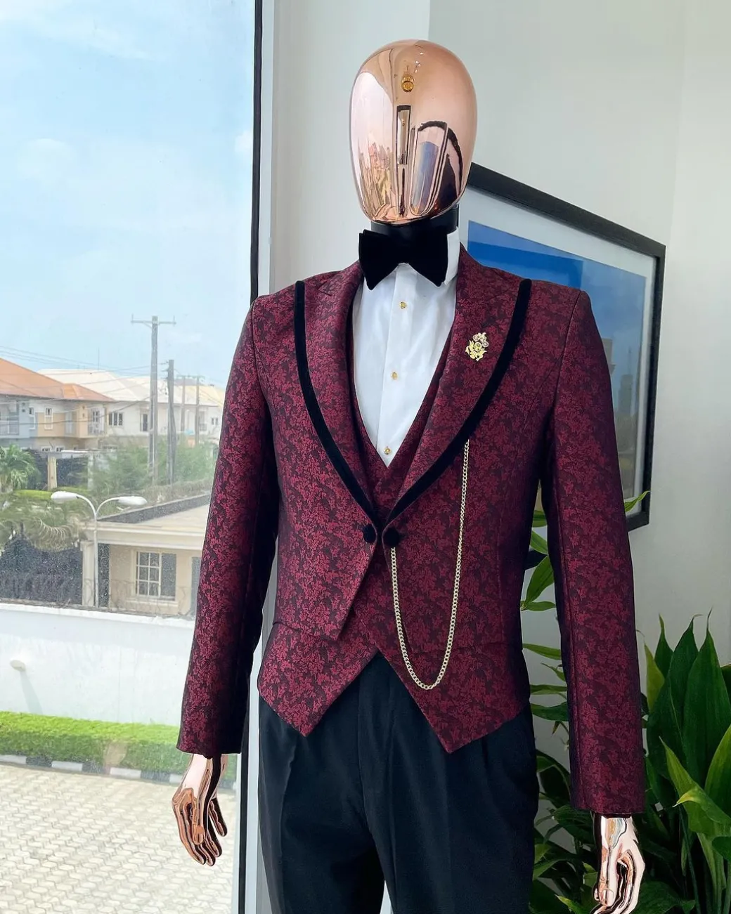 A Reloaded “Ragnar” peak lapel short cut tuxedo Suit