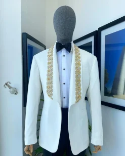 A reloaded “Vegas” Monochrome Ivory White Shawl Lapel Suit