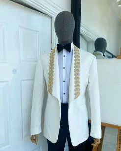 A reloaded “Vegas” Monochrome Ivory White Shawl Lapel Suit