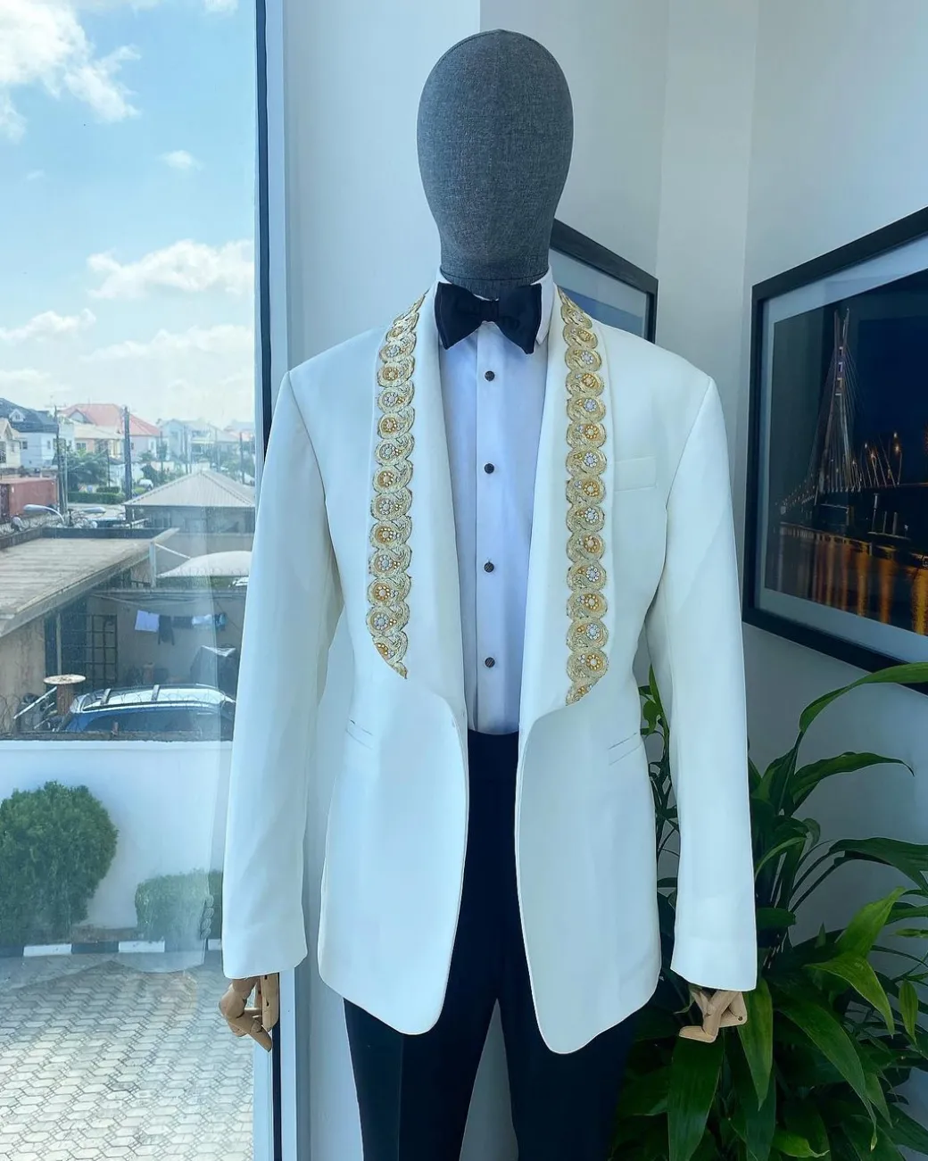 A reloaded “Vegas” Monochrome Ivory White Shawl Lapel Suit