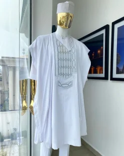 A Snow White dotted round and interwoven line embroidery agbada