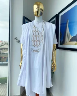 A Snow White dotted round and interwoven line embroidery agbada