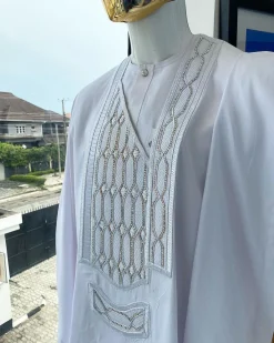 A Snow White dotted round and interwoven line embroidery agbada