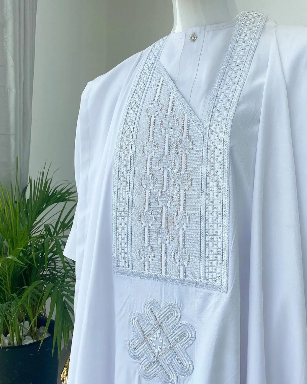 A Snow White dotted round and straight line embroidery agbada