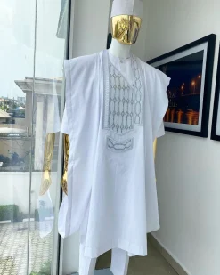 A Snow White dotted round and interwoven line embroidery agbada