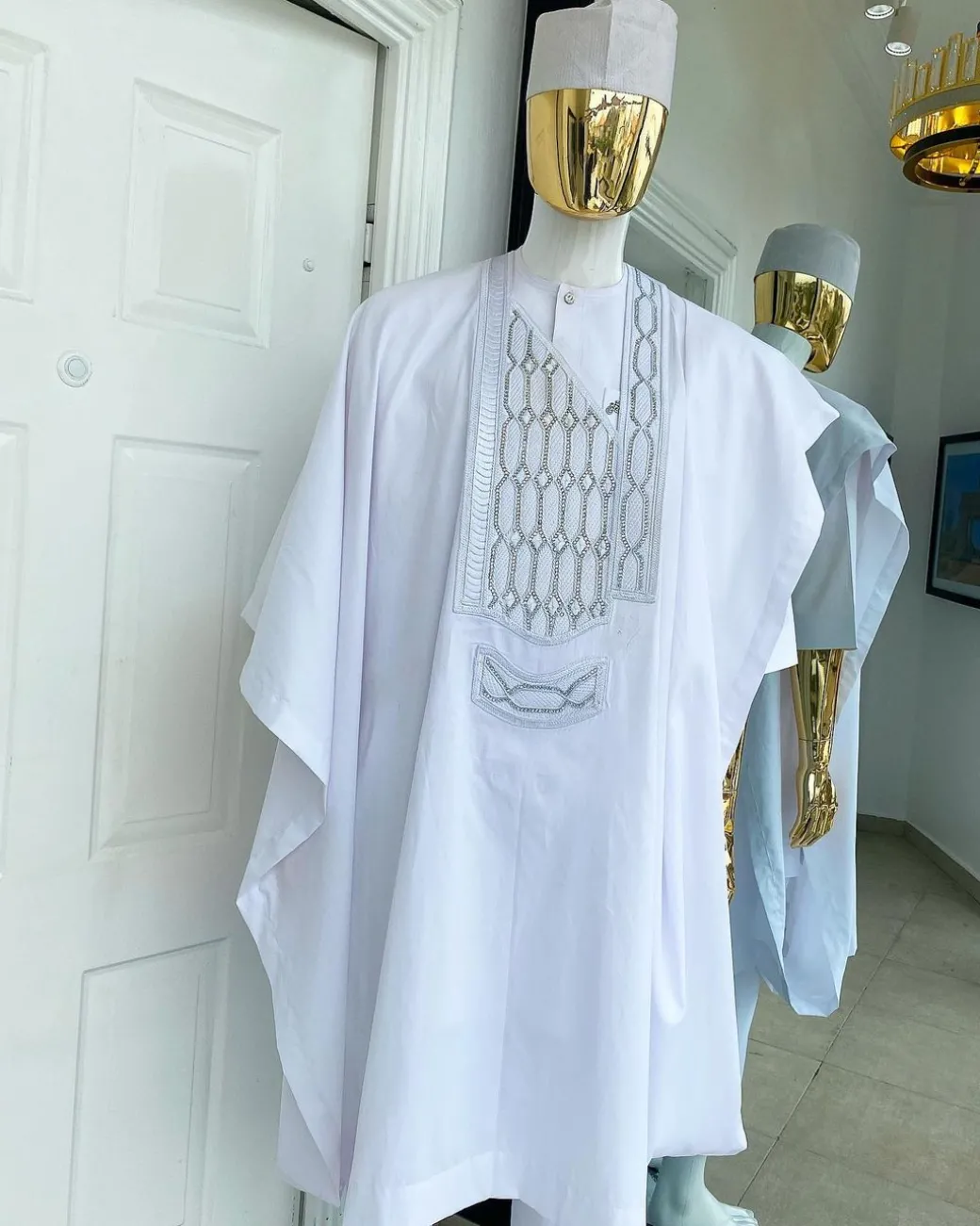 A Snow White dotted round and interwoven line embroidery agbada