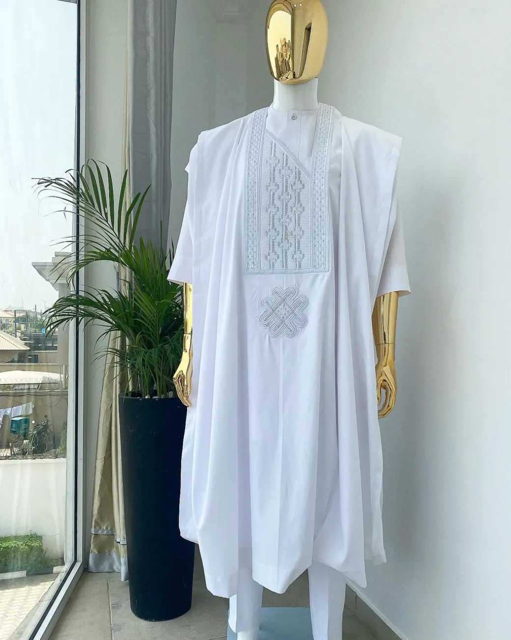 A Snow White dotted round and straight line embroidery agbada