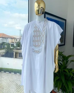 A Snow White dotted round and interwoven line embroidery agbada