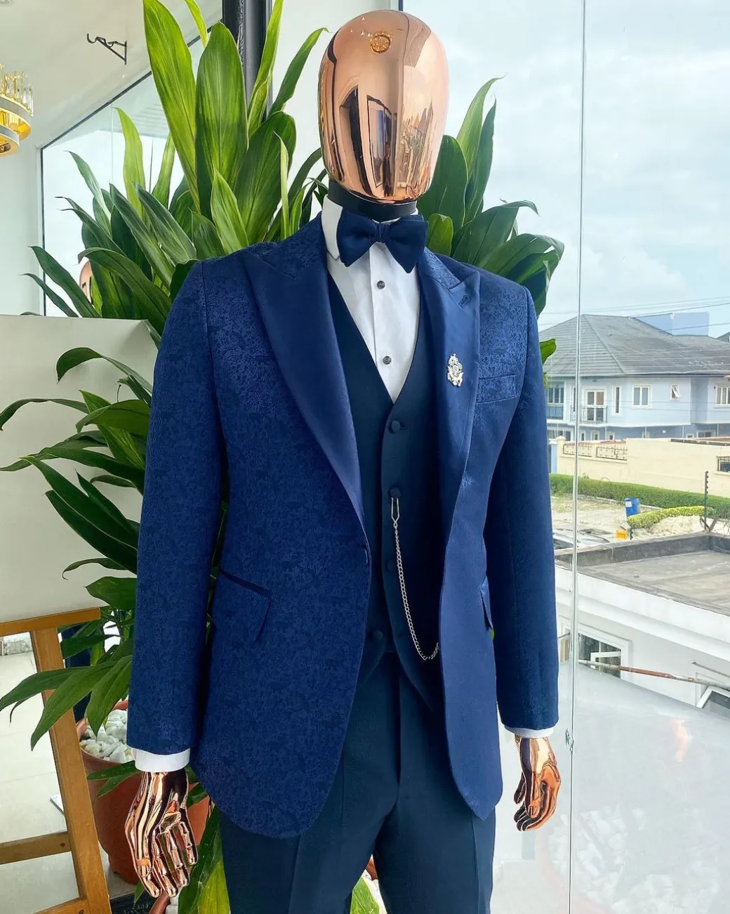 An Aquarium Pattern Navy Blue Peak Lapel Jacquard Suit.