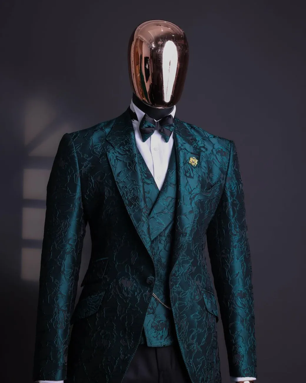 An emerald green, knitted, root floral jacquard notch lapel suit