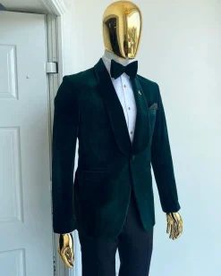 An Emerald Green Shawl Lapel Velvet Tuxedo Suit