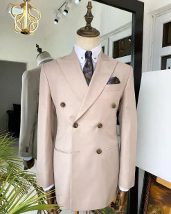 An Irish Cream double breasted peak lapel suit