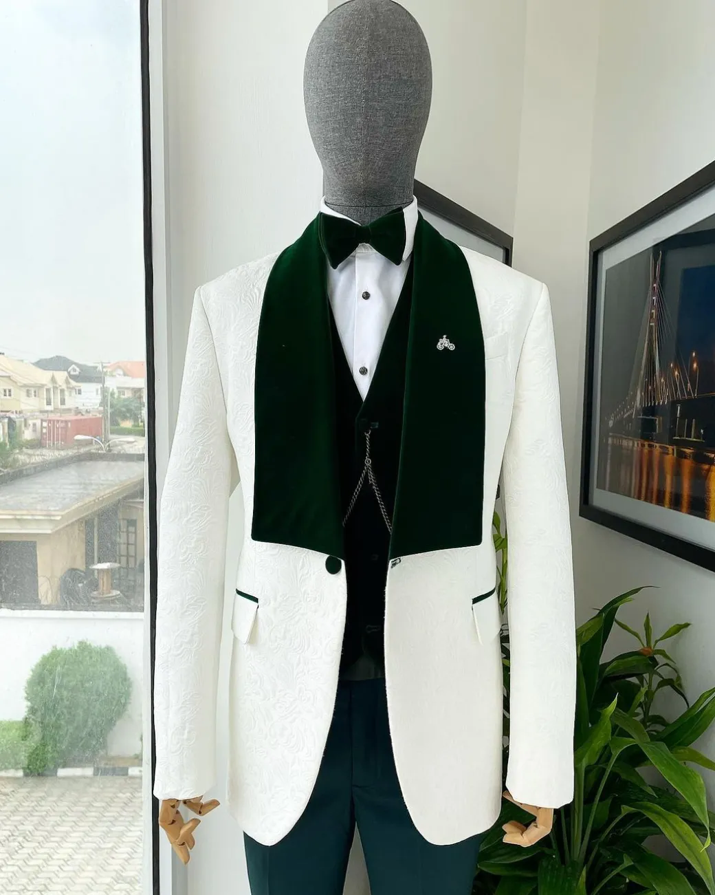 An Ivory floral jacquard shawl, wide-cut jacquard suit