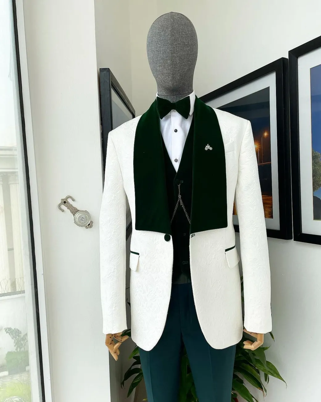 An Ivory floral jacquard shawl, wide-cut jacquard suit
